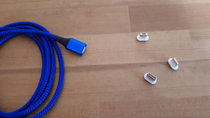 充電式補聴器にマグネット式USB充電ケーブル