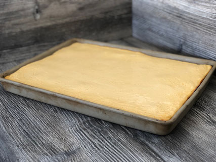 Käsekuchen in Tonform auf Arbeitsplatte