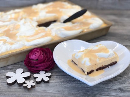 Schoko-Käsekuchen vor dem Servieren mit Sahne dekoriert