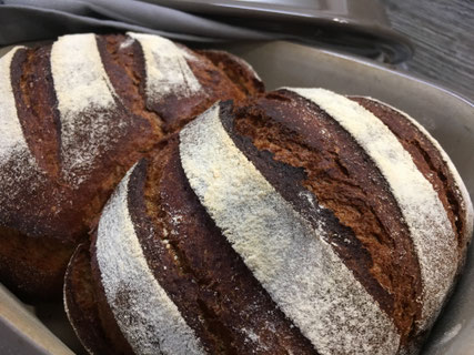 Frisch gebackenes Roggenbrot
