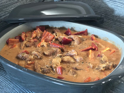 Ofenmeister von Pampered Chef mit Gyrosfleisch gefüllt und Soße bedeckt.