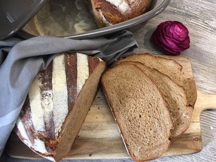 Roggenbrot, aufgeschnitten auf Holzbrett