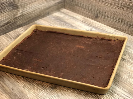 Großer Ofenzauberer mit Käsekuchen vor dem Backen
