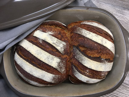 Frisch gebackenes Brot aus dem Ofenmeister, einer Stoneware Backform