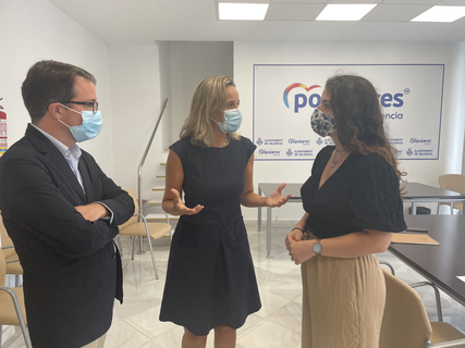 Giner y Llobet junto con una vecina del Cabanyal de la plataforma Pero Incívics