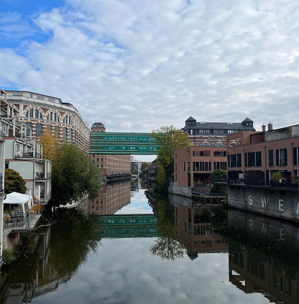 Der Karl-Heine-Kanal Leipzig mit Blick auf Stadthäuser und die Buntgarnwerke