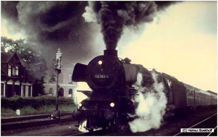 012 063-3 bei ihrer letzten Planleistung am Abend des 31. Mai 1975 unter Volldampf mit dem Eilzug 3265 im Bahnhof Leer. (C) Foto: Helmut Boekhoff