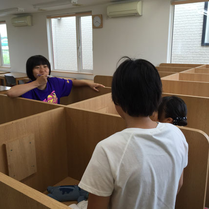 テスト開始10分前。なにやら学校のことで打ち合わせ?最近の中学生は忙しい様子。しかし、今はテストに集中集中。