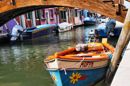 Fischerboot im Kanal von Burano