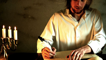 Trompeter und Arrangeur Johannes Stange im altertümlichen Setting mit Kerzenleuchter, Schreibfeder und Notenpapier