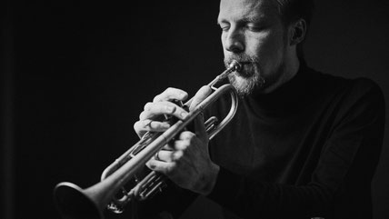 Trompeter Johannes Stange spielt gefühlvoll Trompete