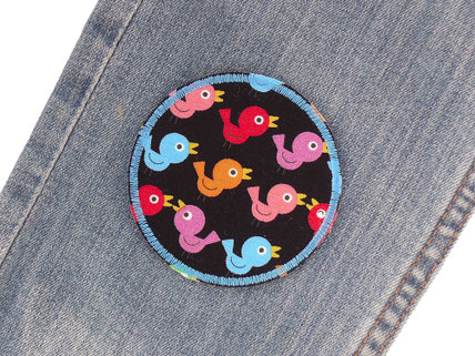 Bild: Hosenflicken kleine bunte Vögel auf schwarz