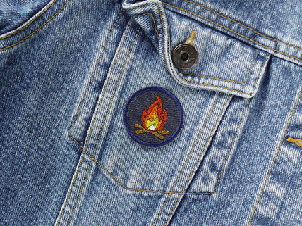 Bügelflicken mit Lagerfeuer-Stickerei