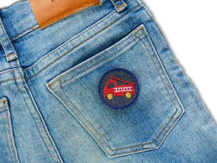 gestickte Feuerwehr als Mini Patch auf einer Gesäßtasche
