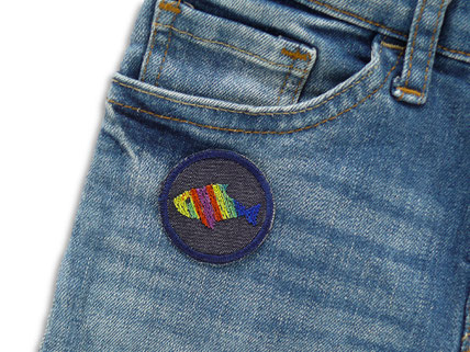 Upcycling Kinderkleidung mit kleinen bunten Patches