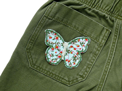 gestickter Schmetterling als Bügelbild mit Blumenmuster, Aufbügelflicken Schmetterling