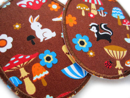 Bild: braune Bügelflicken mit Tieren, Blumen und Pilzen, ovale Flicken zum aufbügeln im Doppelset