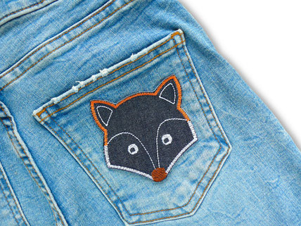 Eiun gestickter Fuchs-Kopf verschönert als Patch eine Kinderhose