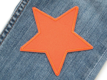 Stern orange Knieflicken aufgebügelt auf Jeans als Flicken zum aufbügeln 