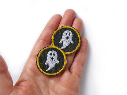 2 Mini Patches mit aufgesticktem weißen Gespenst liegen auf einer Hand