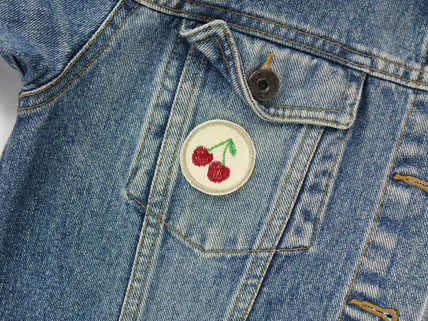 eine blaue Jeansjacke wurde mit einem kleinen Kirschen Patch verschönert