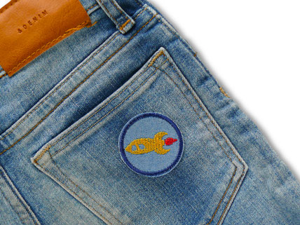 kleiner Raketen-Patch als Accessoire auf einer Kinderjeans