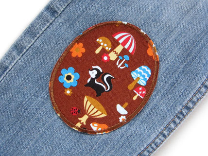 Bild: Hosenlöcher mit Flicken zum aufbügeln nachhaltig reparieren, Knieflicken für Kinder