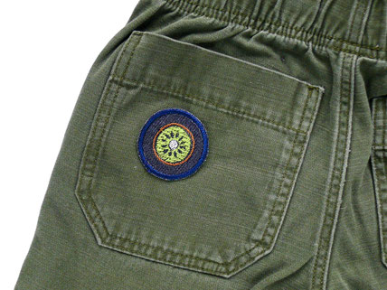 Mini Loch in der Hose mit einem kleinen Kiwi Bügelflicken reparieren