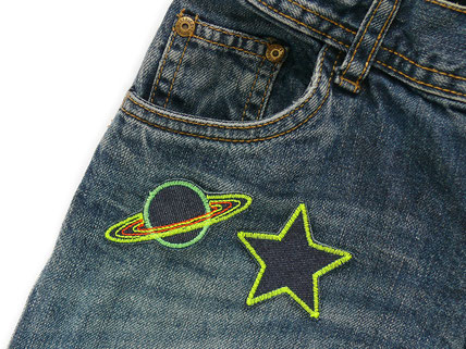 gestickter Saturn und Stern in Neongelb als kleine Flicken für die Jeanshose