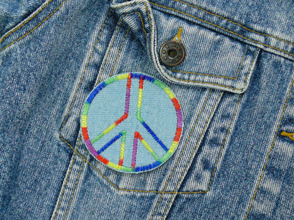 Jeansjacke verschönern mit einem bunten Peace-Patch