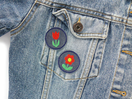 2 gestickte Patches zum aufbügeln mit roter Tulpe und roter Blume verschönern eine Jeansjacke