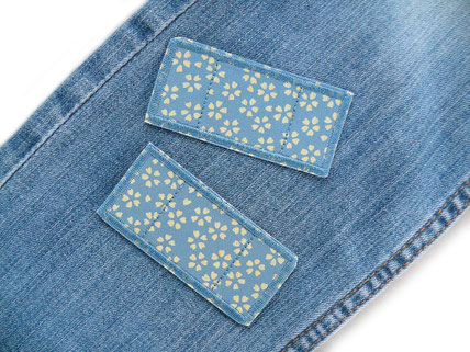 Bild: kleine Hosenflicken zum aufbügeln mit Blumen blau grau, Mini Bügelflicken für die Jeanshose
