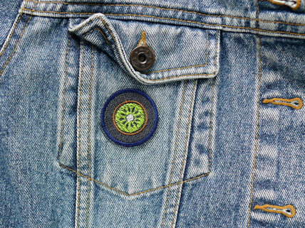 kleiner Aufnäher zum aufbügeln mit gestickter Kiwi als Accessoire für eine Jeansjacke
