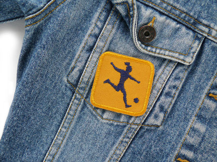 Patch mit gestickter Fußballerin als Aufnäher für Jeansjacke