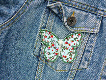 geblümter Schmetterling Patch zum aufbügeln als Accessoire für eine Jeansjacke