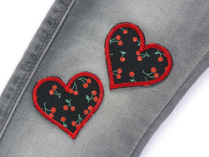 Herz Patches mit kleinen roten Kirschen als reparieren als Bügelflicken eine Jeanshose 