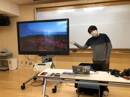 一関市立東山小学校の授業にて講師を務める　遠藤さんにとっての「伝統芸能とは？写真とは何か？」を話す(令和４年12月)。