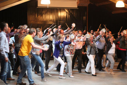 Zakelijke teambuilding percussie workshop waarbij collega's leren samenwerken naar één doel op locatie.