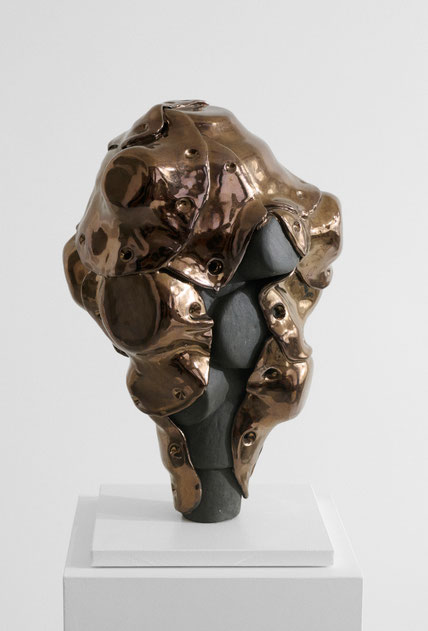goldene abstrakte Keramikskulptur von Andreas Jonak aus Duesseldorf von 2025 mit schwarz-matter Innenform ueber die sich goldene Haut legt
