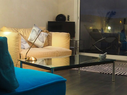 Nice Centre-Luxe-Terrasse, son luxueux salon, smart-TV Samsung et enceinte hifi Harman-Kardon