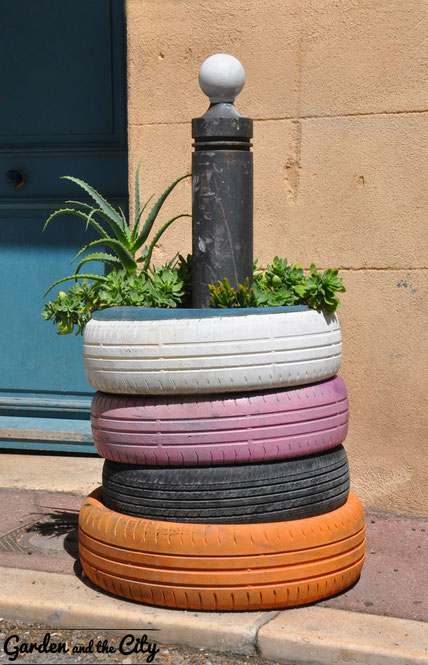 Tour de pneu recyclée en pot de fleurs