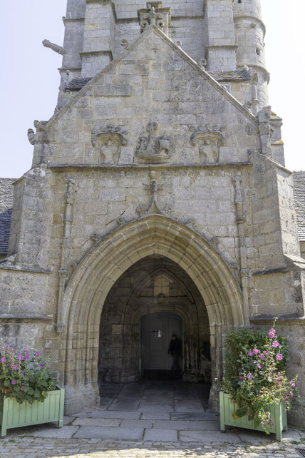 Bild: Eingang zur Église Notre-Dame de Croas-Batz 