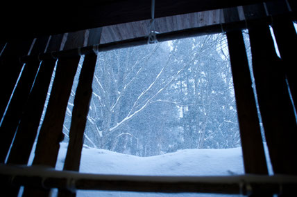 工房は一部野外とつながっていて、深々と雪が降る様子が切り取られる。