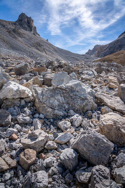 Der Weg zur Alperschällillücke führte über grosse Felsbrocken. 