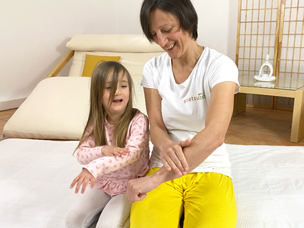 Shiatsu für Kinder mit der Faust oder der Hand den Körper abklopfen