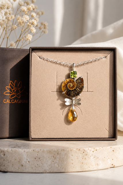 collana in argento 925 con ciondolo composto da un'ammonite del Madagascar insieme a un peridoto, un quarzo citrino e una libellula 