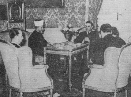 Veliki muftija jeruzalemski (sjedi prvi s lijeva),  Hakija Hadžić, poslanik u ministarstvu vanjskih poslova (sjedi drugi s lijeva), Akif Handžić, bojnik i muftija u Ustaškoj vojnici i Mustafa Busuladžić 