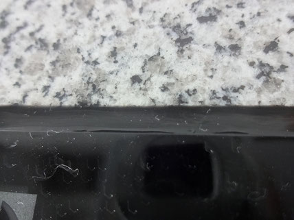 Die Silikonfuge an der neu eingebauten Spüle haftet nicht richtig und reißt ein.