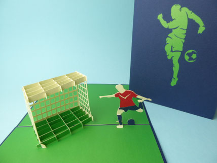 Carte pop-up Footballeur qui marque un but