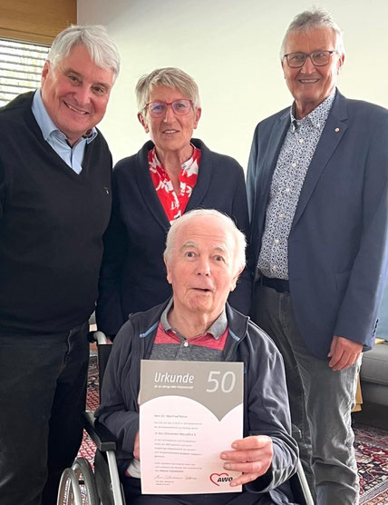 Vorstandsmitglieder der AWO Neusäß überbringen Dr. Nozar die Urkunde für 50 Jahre Mitgliedschaft.